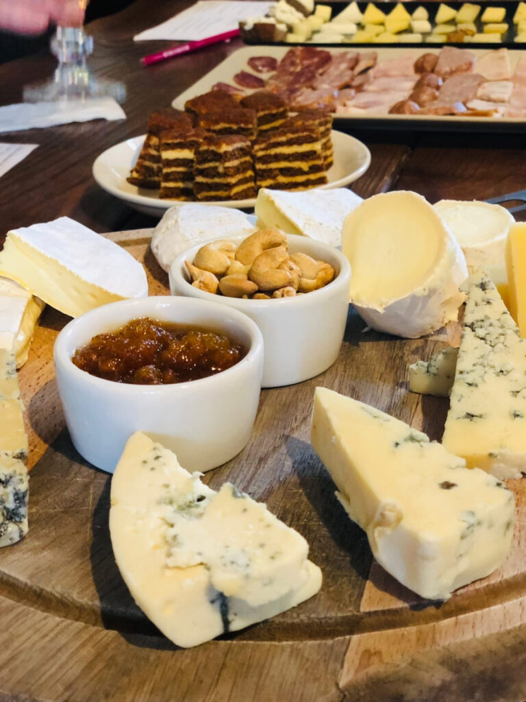 Сырный рай: Экскурсия на ферму в деревне Матокса с дегустацией