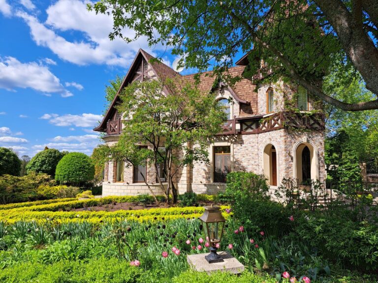 Усадьбы и парки Псковской земли: прогулки сквозь века