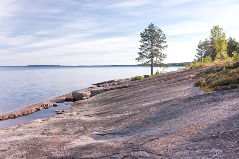 Онежское озеро и его тайны: Вытегра и водная прогулка на Петроглифы